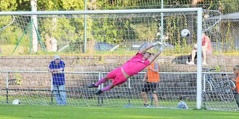 Divizní krajské derby mezi domácími fotbalisty Žďáru nad Sázavou (v bílém) a Slavojem Polná (v červených dresech) skončil jasnou výhrou FC Žďas 6:0.