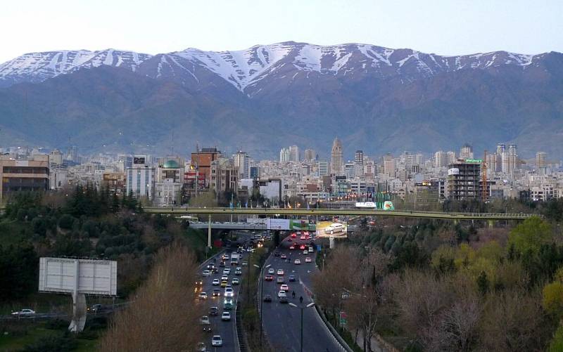  Večerní pohled ze severu hlavního města Íránu na vrcholky nedalekých hor.