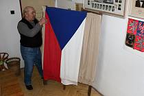Miroslav Lukeš už deset let připravuje volební místnost.