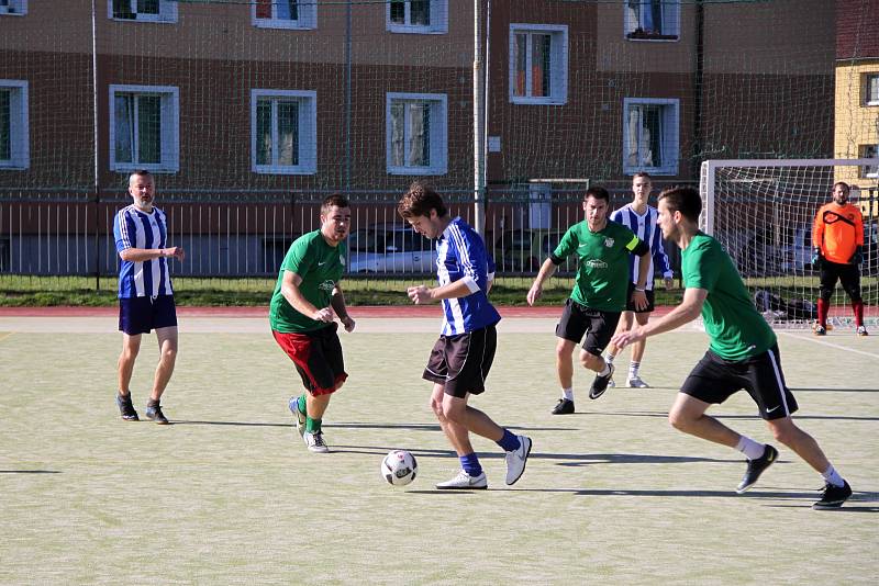 Kozel Team (v zeleném) v něm zdolal Benjamin (v pruhovaném) těsně 2:1.