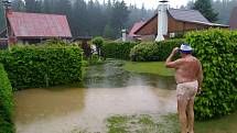 Voda zaplavila i silnici vedoucí k chatám u Dářka.