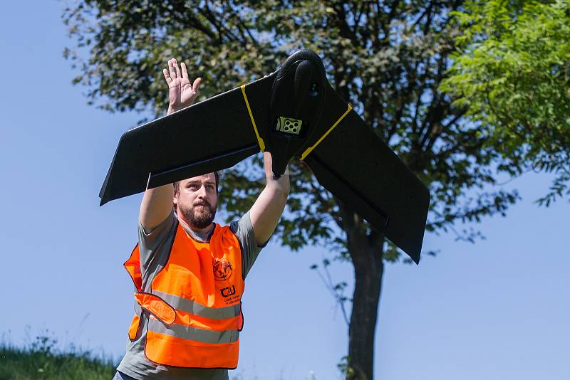 Dron s kamerou dne 13. srpna 2020 snímkoval lesy v okolí Vysočina arény a pomáhal tak v odhalení stromů napadených kůrovcem.