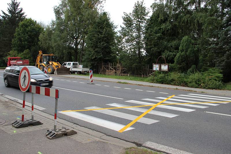 Semafory jsou v provozu od 6.30 do 16 hodin, ale jenom v době, kdy se na stavbě budou pohybovat dělníci.