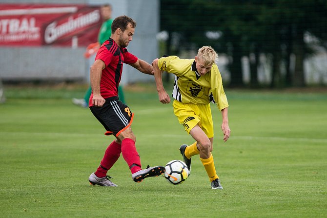Trenér fotbalistů Bohdalova (ve žlutých dresech) Vítězslav Machatka věří, že se na jaře začne hrát.