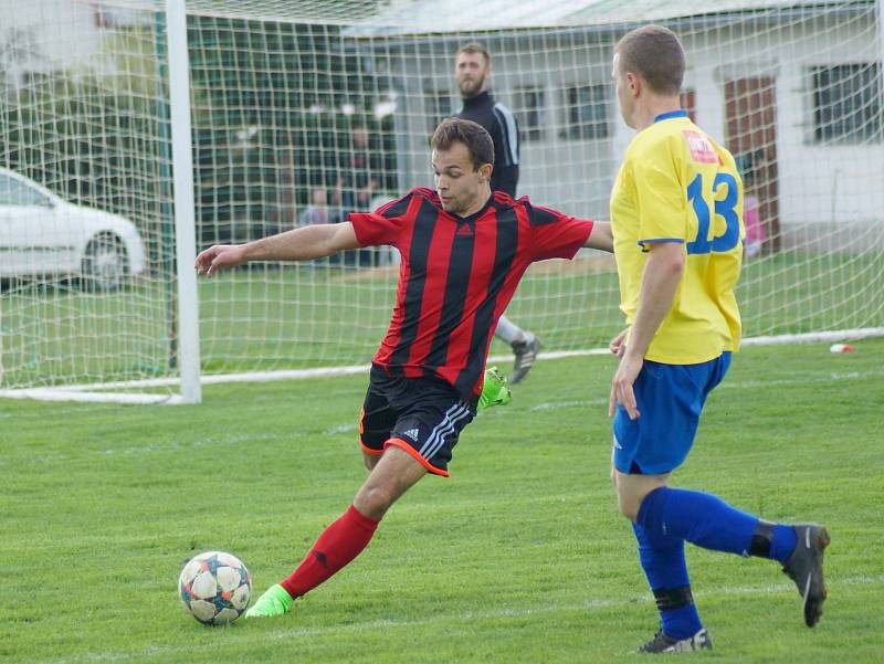 První jarní ztráta přišla pro fotbalisty Moravce (v červenočerném) v nedělním derby na hřišti Radešínské Svratky. Jeho ztráta na vedoucí duo tabulky tak narostla.