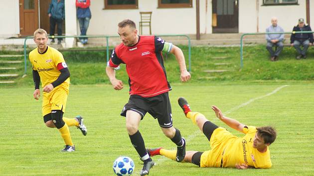 Fotbalisté Bobrové (ve žlutém) v neděli nasázeli rezervě Nové Vsi (v červených dresech) sedm branek.