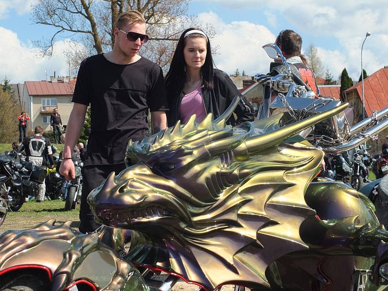 Rychlobruslařský ovál u žďárského zimního stadionu zaplnily stovky strojů. Motorkáři pak odtud vyrazili na vyjížďku, aby symbolicky otevřeli silnice.