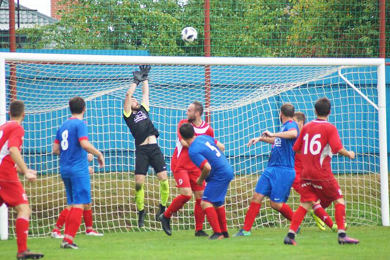 V derby mezi béčkem Nového Města (v červeném) a R. Svratkou (v modrém) se radovali domácí.