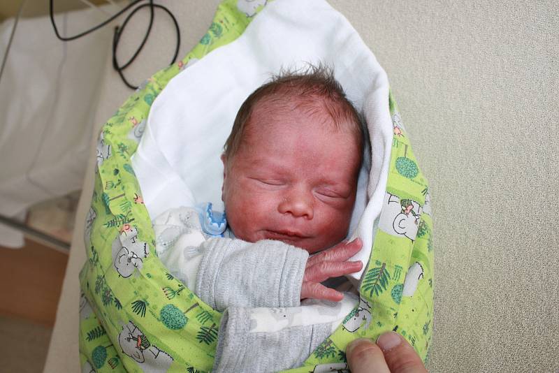 Lukáš Mičík, Nové Město na Moravě, 24.5. 2017, 2930 g, 49 cm