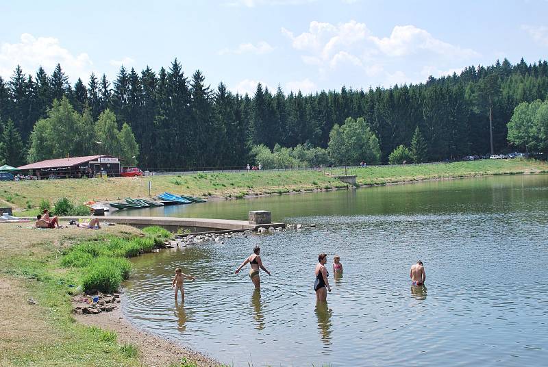 Odložené věci rekreujících se lidí lákají zloděje. Foto: Deník/Lenka Mašová