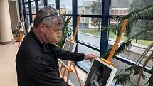 Fotografie Milana Šustra vystavené v nemocnici v Novém Městě na Moravě. Znázorňují souznění dvou generací.