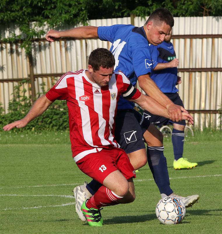 V posledním kole fotbalisté Bystřice (v červeném) zdolala Přibyslav (v modrém) 6:3.