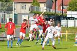 Divizní krajské derby mezi domácími fotbalisty Žďáru nad Sázavou (v bílém) a Slavojem Polná (v červených dresech) skončil jasnou výhrou FC Žďas 6:0.