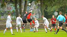 Tenisového kanára doma v neděli schytali fotbalisté Žďáru nad Sázavou (v bílém), když podlehli Hodonínu (v pruhovaném) vysoko 0:6.