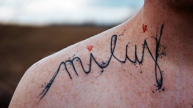 Tetování je nedílnou součástí Filipa Šustra.Každý obrázek či nápis má svůj význam.