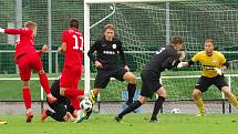 Na domácím hřišti fotbalisté Žďáru (v černém) opět nebodovali. Lanžhotu (v červeném) podlehli vysoko 0:5. Foto: Zdeněk Smejkal