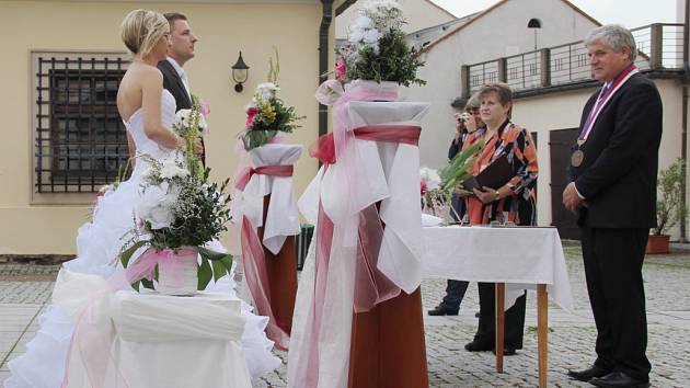 Snad každá nevěsta touží po tom, aby byl její svatební den tím nekrásnějším. O to se snaží i oddávající Stanislav Marek (na fotografii vpravo).