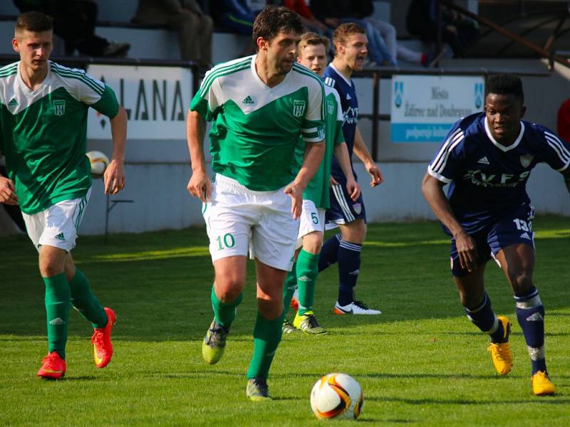 Fotbalisté Ždírce (u míče Radek Kolouch) mají po porážce v Blansku jistotu pádu do krajského přeboru. To Vrchovina si výhrou nad Přerovem divizní příslušnost uchovala.