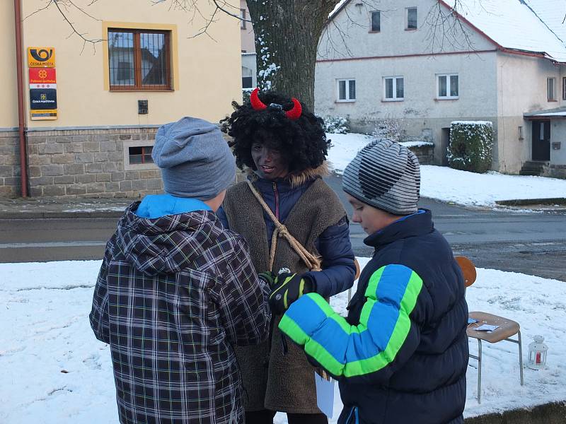 Na setkání u vánočního stromu v Nížkově na Žďársku nechyběl bohatý program pro děti i pro dospělé.