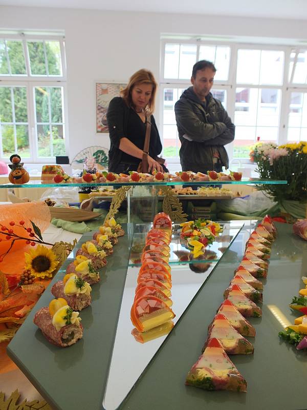 Gastronomická výstava nabídla mimo jiné ukázku cukrářských výtvorů, studených mís i slavnostních tabulí.