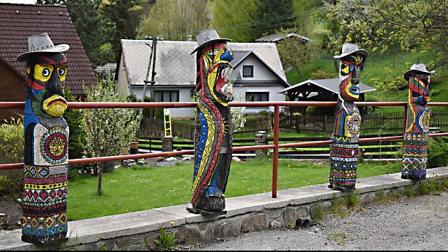 Dřevěné sochy ve Spělkově jsou atrakcí pro návštěvníky, podívejte se