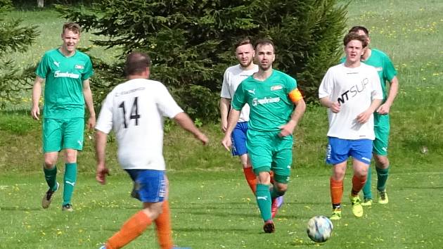 V pořádnou přestřelku se zvrhlo utkání mezi fotbalisty Vlachovic (v bílých dresech) a Strážkem (v zeleném). Oba celky se rozešly smírně po remíze 5:5.