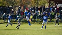 Ve šlágru 13. kola krajského přeboru Vysočiny zvítězili fotbalisté juniorky Nového Města (v šedých dresech) na hřišti Nové Vsi (v modrobílém) 3:0.