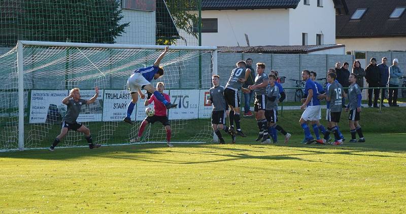 Ve šlágru 13. kola krajského přeboru Vysočiny zvítězili fotbalisté juniorky Nového Města (v šedých dresech) na hřišti Nové Vsi (v modrobílém) 3:0.