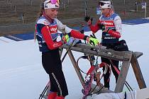Biatlonistka Markéta Davidová (vlevo) po prvním tréninku před závody Světového poháru 2023 v Novém Městě na Moravě