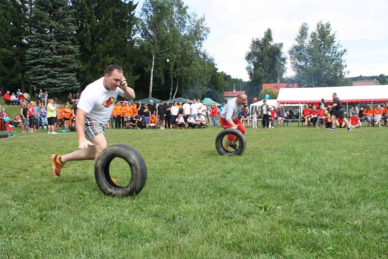 Díky Hrám bez hranic s podtitulem „Je mi jedno za kolik, hlavně, že dřu!“ otestovalo ve Sněžném na Novoměstsku dvanáct osmičlenných družstev.