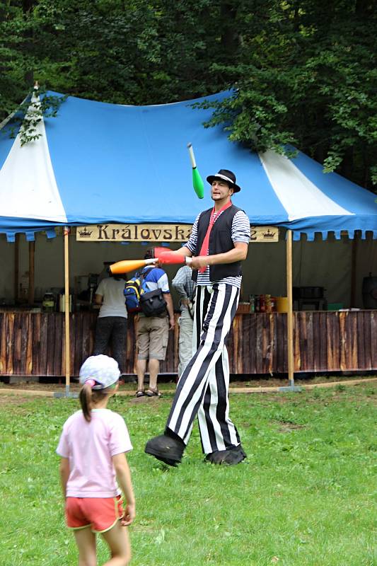 Louka pod hradem opět ožije festivalovým děním. Foto: Deník/Lenka Mašová