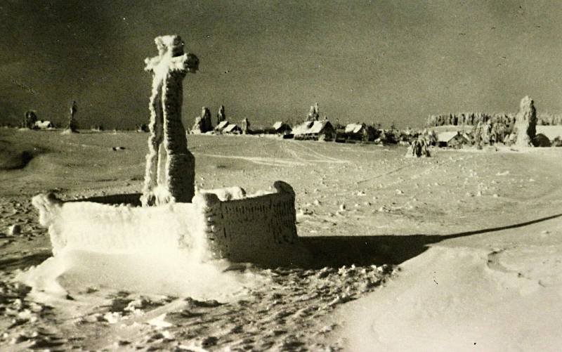 Zvláště ve vyšších polohách bývalo sněhu vždycky hodně. Dospělé potrápil, děti si ho užívaly.