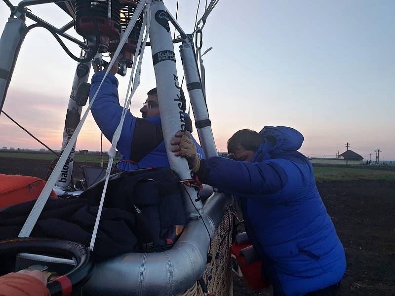 Piloti horkovzdušného balónu Petr Kubíček a Tomáš Hora se společně vydali na cestu dlouhou 503 kilometrů. Startovali v Radešíně na Žďársku a mířili do Rakouska.