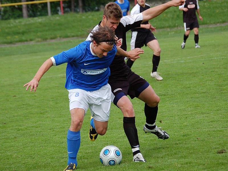 Fotbalisté Pelhřimova (v tmavším dresu Petr Kořínek) nestačili na Konici a jejich situace v divizi se povážlivě zhoršila. 