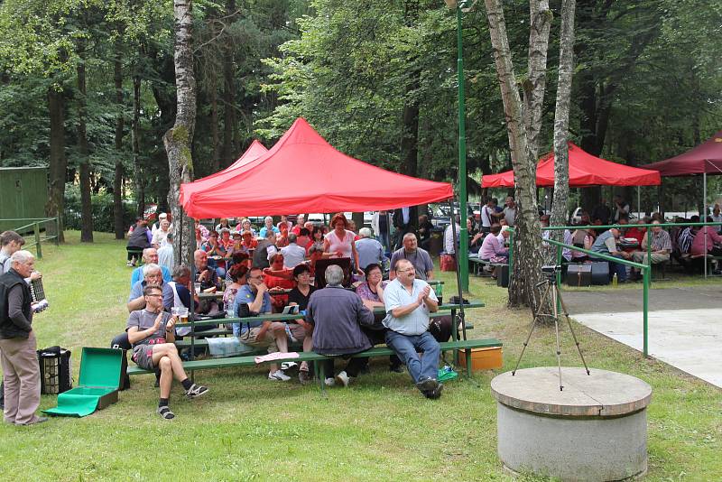 Na své si na akci přijdou milovníci harmonik a heligonek i náruživí tanečníci.