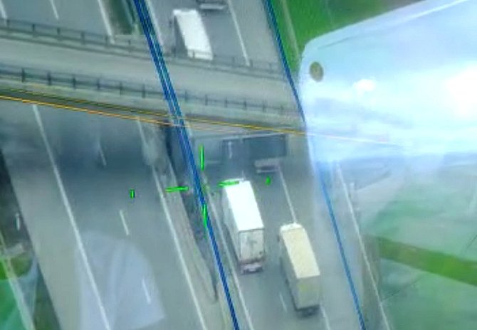 Záběry z policejního vrtulníku ukazují bezohlednost řidičů kamionů na dálnici D1.