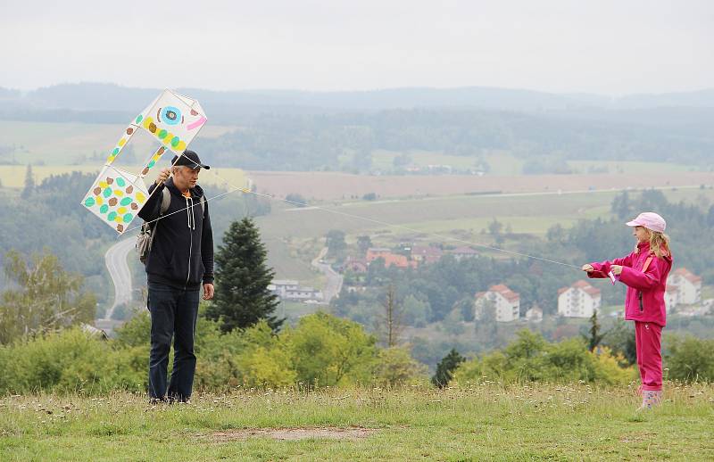 Několik desítek létajících draků se v neděli odpoledne vznášelo nad Velkým Meziříčím. U sjezdovky na Fajtově kopci se konala tradiční Drakiáda, jeden z největších podniků svého druhu na Vysočině.