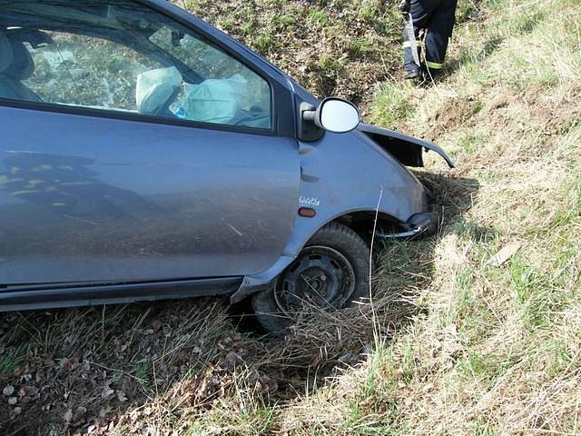 Při nehodě osobního vozidla u Sázavy se zranili dva lidé.