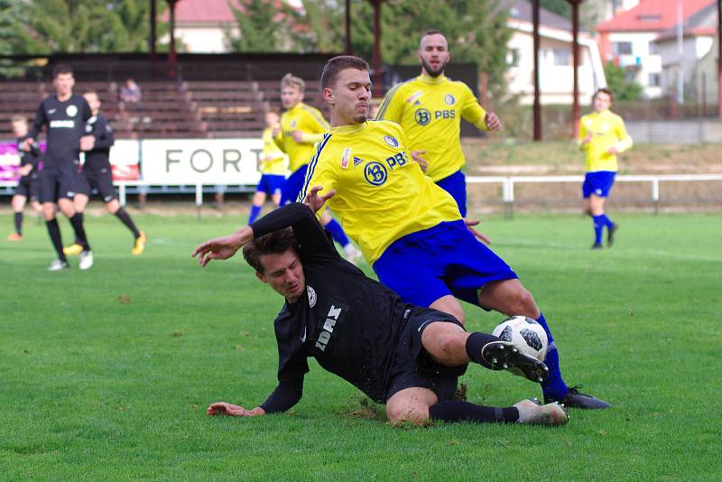 Ve čtvrtém kole moravskoslezské divize D zdolali fotbalisté Velké Bíteše (ve žlutých dresech) na domácí půdě FC Žďas Žďár (v černém) 2:1.