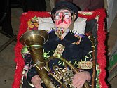 Rakev s muzikantem Masopustem je už tradiční součástí ostatkového veselí v Rozsochách. Na jeho hlavu se snesou hříchy všech lidí z vesnice a za ně je pak souzen a odsouzen. 