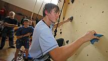 Základní škola ve Švermově ulici má novou lezeckou stěnu ve školní tělocvičně.