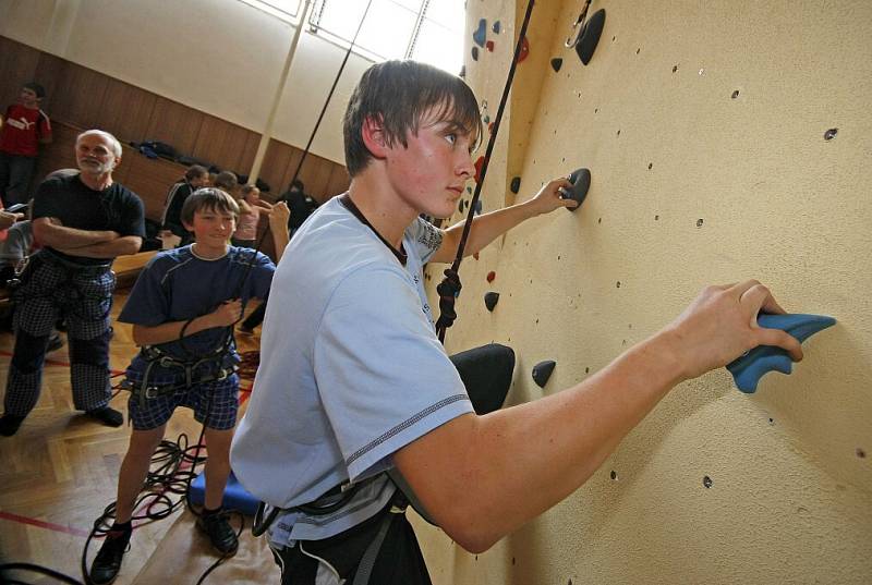 Základní škola ve Švermově ulici má novou lezeckou stěnu ve školní tělocvičně.