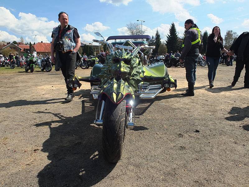 Rychlobruslařský ovál u žďárského zimního stadionu zaplnily stovky strojů. Motorkáři pak odtud vyrazili na vyjížďku, aby symbolicky otevřeli silnice.