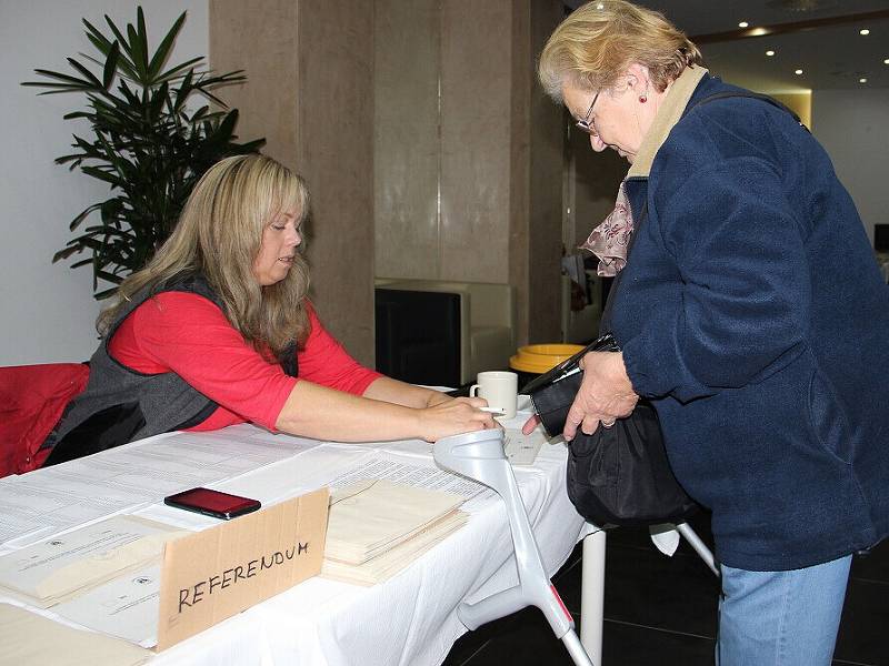 V Bystřici nad Pernštejnem spojili komunální a senátní volby také s hlasováním v referendu, týkajícího se záměru výstavby závodu na výrobu jaderného paliva ve městě.