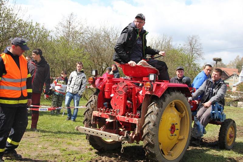 Spanilá jízda obcí, jízda zručnosti, přetahování traktorů, couvání s dvoukolákem nebo hod pneumatikou na cíl - to je jen malá ochutnávka z bohaté nabídky traktoriády, která se už popáté uskutečnila v Bohuňově. 