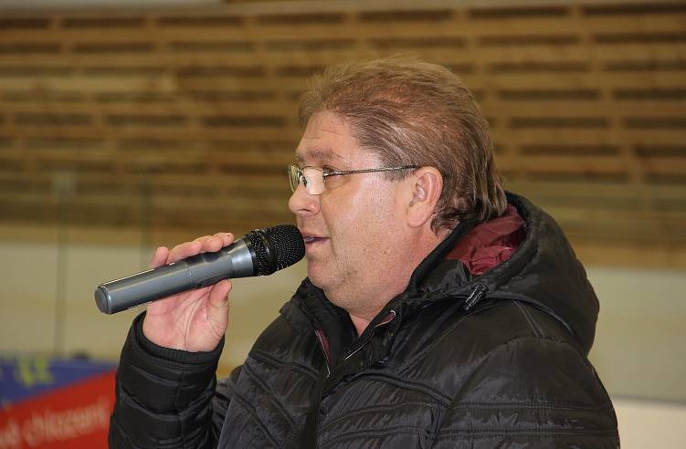 V Bystřici dostali bruslaři pod stromeček zimní stadion.