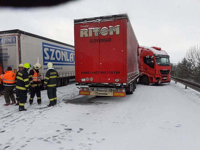 Hromadná nehoda osmi kamionů a tří osobních vozidel na dálnici D1 u Měřína.