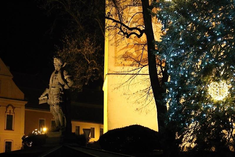 Vánoční strom se v Novém Městě na Moravě rozzářil se tam o něco dříve než jinde. Už v předvečer první adventní neděle.