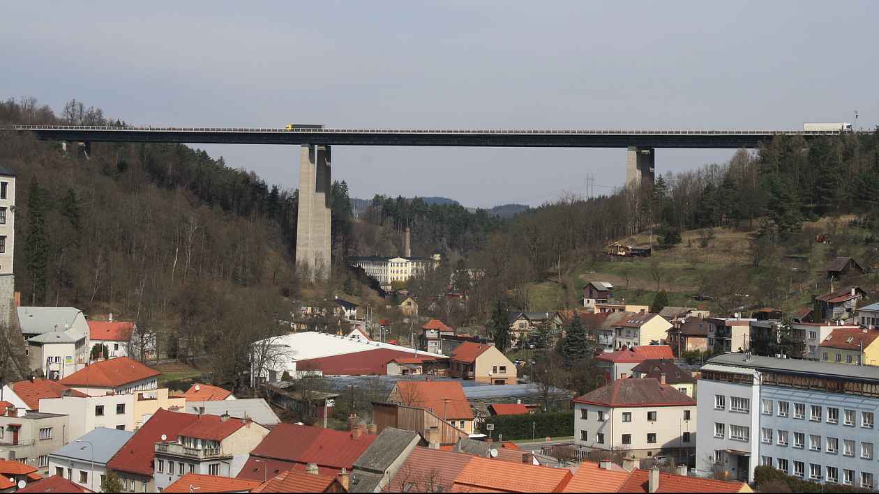 Záhadná sebevražda ve Velkém Meziříčí: dívka skočila z dálničního mostu