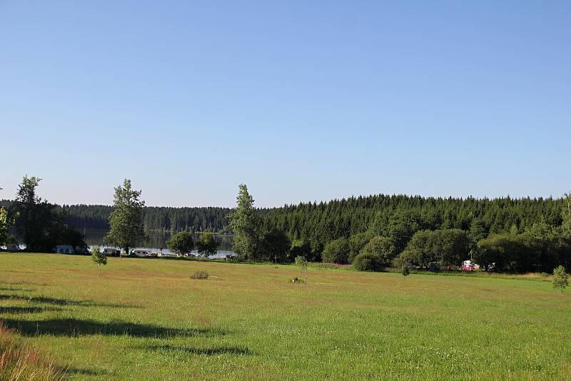 Na Novoměstku jsou oblíbené kempy u rybníků Medlov a Sykovec.